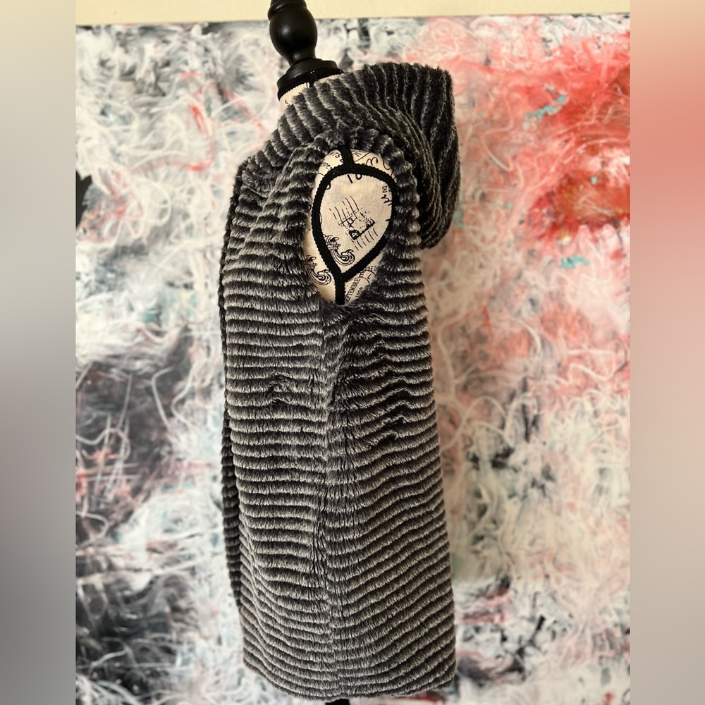 NEIMAN MARCUS COLLECTION Vest - Picture 3 of 11